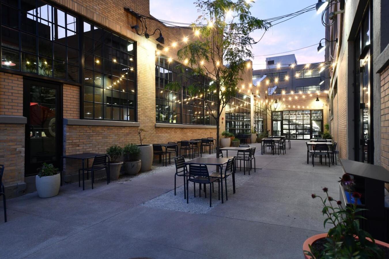 Free Parking! Downtown King Suite Lucas Oil- Conv Center Skywalk#1 Indianapolis Buitenkant foto