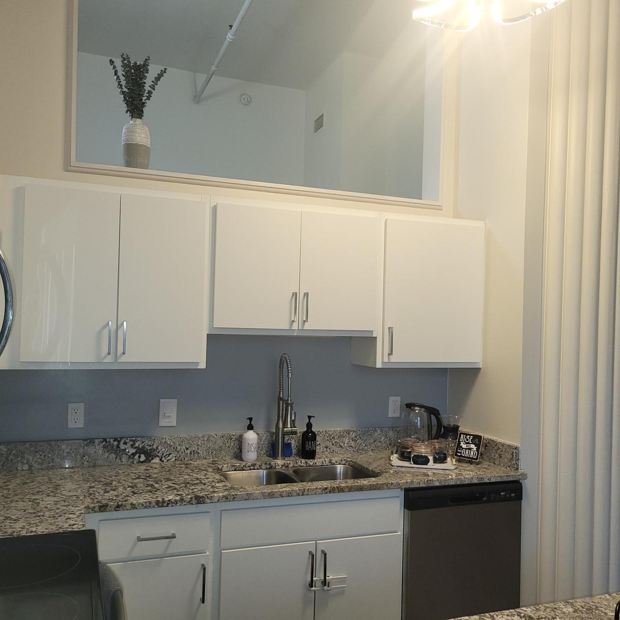 Free Parking! Downtown King Suite Lucas Oil- Conv Center Skywalk#1 Indianapolis Buitenkant foto