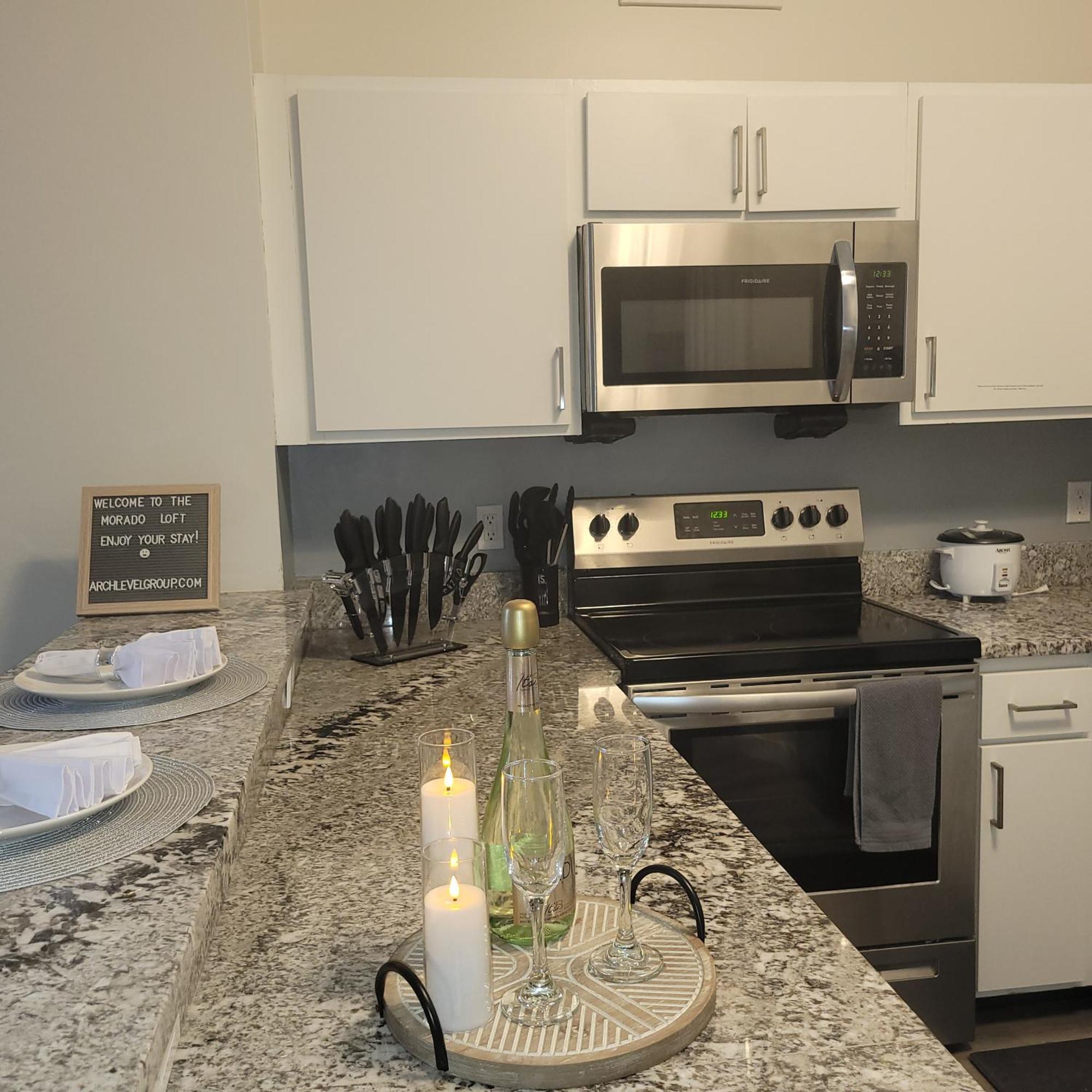 Free Parking! Downtown King Suite Lucas Oil- Conv Center Skywalk#1 Indianapolis Buitenkant foto